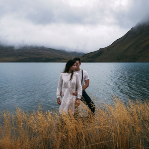 一小孩把鸡巴喂给姐姐
